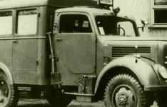 Vojensk sanitn vz IFA Granit na podvozku 4x4 s nhonem na vechna tyi kola, obut do pneu 7,00 - 20