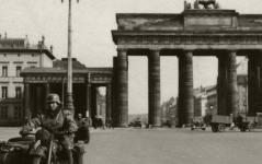 BMW R 12 patřící štábu Guderianovy armády, tady zatím ještě u Brandenburgské brány v Berlíně.