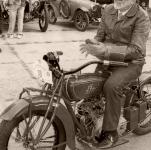 Autor lnku, Petr Holek, na snmku v dobovm obleen v sedle popisovan estistovky Indian Scout 37 z roku 1927 na startu Veteran-rallye Kivonoska. Foto Milo Dvok