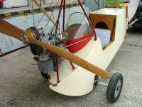 Ve vleku za Tatrou - detail motoru s řemenovým reduktorem a Petrovo vrtulí.