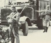 Marschkolone - pochodov jednotka pi vojenskm cvien Reichswehru v roce 1934. Ped estikolovm Henschelem je motospojka s jednovlcovm spojaskm motocyklem BMW typu R 4.