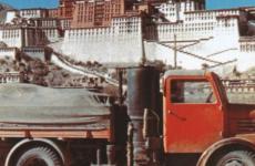 V roce 1956 projevila na Lipskm veletrhu o nkladn vozy z NDR zjem na. nsk zstupce zejmna zajmalo, jestli by bylo mon nkladn valnkov Horch H 3 S upravit na pohon genertorovm plynem z uhl, kterho mla na znan vlastn zsoby. Vsledkem byla varianta na obrzku. Vz byl podroben tvrdm zkoukm, bhem kterch musel na genertorov pohon projet trasu celm Tibetem, z Lhasy a do Lanzhou, bhem n zdolal dva vrcholy pes pt tisc metr a nkolik dalch, pesahujcch vku 4.500 metr. Na snmku je ped dalajlmovm palcem ve Lhase.