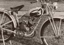Popisované motorové kolo ES-KA Mofa 98 paní Jany Heřmanové fotografované někdy kolem roku 1982.