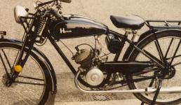 Motorov kolo nmeckho vrobce Hecker, typ VM-1 z roku vroby 1938. Pouit motor je dvoutaktn motor pro motorov kola Fichtel & Sachs obsahu 98 ccm v bloku s dvourychlostn run azenou pevodovkou. Stroj otypovan jako historick vozidlo v nkdej DDR pat sbrateli ze Saalfeldu. Foto Petr Holek, archiv jihoeskho motocyklovho musea v eskch Budjovicch.