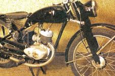 První typ motocyklu K-125, kterým zbrojovka V.A. Děgťareva zahájila kromě zbraní i poválečnou výrobu lehkých motocyklů. Fotografie je z propagační publikace, vydané v roce 1992 kovrovskou továrnou k 75.letému výročí trvání její existence.