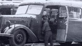 Za vlky byla vtina civilnch nkladnch vozidel rekvrovna pro poteby nmeckho Wehrmachtu. To byl ppad i tohoto autobusu na podvozku Magirus M 30. Na snmku je z doby zahjen druh svtov vlky, v prbhu taen do Polska.