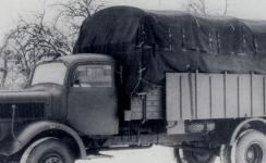 Pln vybaven vz na snmku ze zimy 1942 m na bocch korby poven devn njezdov desky, slouc k vypodloen kol v propadajcm se ternu. Na stee kabiny je rozeznateln sklopen lut trojhelnk, kter v noci musel svtit a tak podle pedpisu avizovat pipojen vlek. Zatm jet jsou montovny velk reflektory o prmru skla 200 mm.