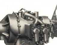 Vzduchem chlazen benznov motor Krupp typ M 304 (na obrzku seroubovan s pevodovkou) ml jeden spolen horizontln karburtor, od nho vedla na ob strany rozvidlen sac potrub ke dvojicm leatch vlc. Dynamo bylo u benznovho motoru pmo na konci klikovho hdele.