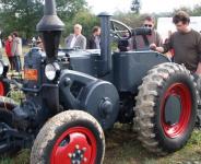Pětačtyřicetikoňový univerzální Lanz-Bulldog na soudobé fotografii ze srazu historických traktorů.