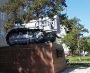 Před továrnou ČTZ stojí dnes kamenný pomník a na něm, zhruba ve výšce hlavy dospělého muže, první „housenkový“ čeljabinský traktor.