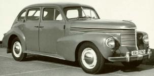 Opel Kapitn 4-dvov limousina 1939 - na bocch kapoty chyb ttky s npisy Kapitn, pod reflektory m vz pidan blinkry.