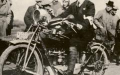 Tvrce motocykl Nimbus, Peder Andersen Fisker, tady pi motocyklov souti na jednom z prvnch stroj v roce 1919.