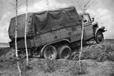 Fotografie ze zkouek vozu Praga RV v ternu, kter vyla na tituln stran eskoslovenskho motoristickho asopisu Auto . 9, v roce 1939. Na zbru je dobe vidt, jak zadn vkyvn polonpravy kopruj nerovnosti pejdnho ternu.