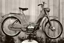Prototyp lisovanho mopedu Jawa.