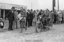 Předseda klubu, redaktor Karel Kamenik na jednoválcovém Harley-Davidson 350 ccm SV model 1928.