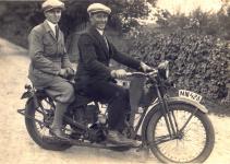Dobová fotografie motocyklu Harley-Davidson model B z roku 1926, opatřeného originálním americkým tandemovým sedlem.