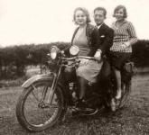 Nejmen z motocykl Harley-Davidson, tistapadestka typu B z roku 1926, pzujc pro fotografa v obsazen temi osobami.