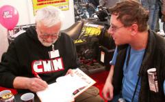 Petr Holek podepisuje na stnku eskch motocyklovch novin svou knku 