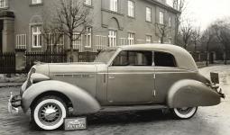 Ptimstn cabriolet, realizovan na podvozku americkho estivlcovho vozu Studebaker Dictator model 1936.