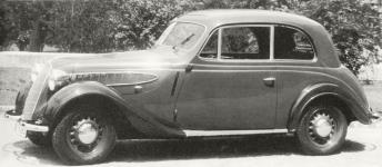 BMW 320 Limousine (proveden 1937) - tovrn foto zleva.