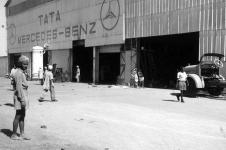 Pohled na halu indické továrny TATA, základ jejíž výroby byl Mercedes-Benz L 3500 a později také L 4500.