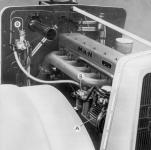 Pro brzdn vleku ml vz pod kapotou Bosch-soupravu na stlaen vzduch, sestvajc z kompresoru (A), odluovae oleje (B) a regultoru tlaku (D), od nj byla vyvedena trubika dovnit kabiny kde ml idi ped sebou kontroln manometr.