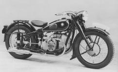 BMW R 71 - proveden z roku 1938, jet s mlkmi blatnky.