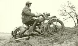 Dobová fotografie - podle čísla nejspíš ze zkoušek těchto motocyklů pro francouzské jednotky.