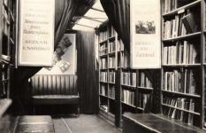 Interir pojzdn knihovny s dobovou socialistickou vzdobou (archiv Jan Tle)