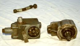 Mezikus (vpravo) ze strany, kde hdelka nesouc ozuben koleko nhonu magnetu zasahovala do rozvod.