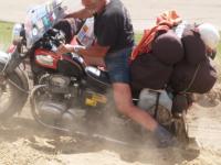 Když se začne zadní kolo propadat do písku a kamení, je potřeba za to vzít a neptat se, co tomu řekne spojka, co zadní pneumatika a nebo pískem zasypávaný řetěz...