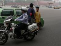 Čínský policejní motocykl – vypadá skoro jako velký, ale disponuje tak, jako všechny dnešní motocykly v téhle zemi, pouze 125 ccm.
