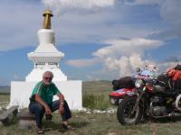 Jeden z posledních obrázků z Mongolska je od svatyně na kopci nedaleko Darchanu.