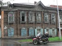 Jeden ze starých domů v Tomsku, který Borgheseho a jeho druhy pamatuje. Tak u něj fotím i můj motocykl...