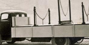 Univerzální klanicový vůz z roku 1937, postavený na prodlouženém podvozku, byl určen pro přepravu dlouhého i krátkého dříví.