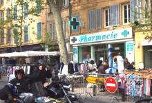 Rann odjezd ze Salon de Provence. V mst se prv konaj trhy, nazdoben zk ulice jsme zaili pln prodejc a vystavenho zbo (foto Olympus E-3).