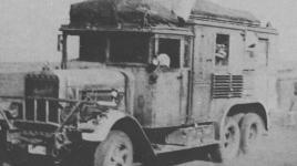 Zpravodajský skříňový Henschel 33 G 1, projíždějící nekonečnou plání Ukrajiny. Dvoukolový přívěs byla benzínová elektrocentrála, která měla za úkol napájet vysílačku.