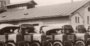 Snímek z expedice rakouskou armádou převzatých vozů na frontu.