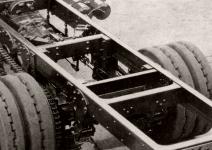 Detail zadní nápravy typu AP z roku 1931, kde vedle již moderních tlakovzdušných brzd působí řetězové náhony a plné oráfování zadních kol obzvlášť archaicky.