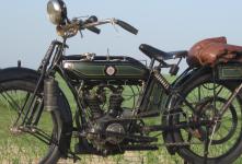 1923 NSU 4 PS z Jihoeskho motocyklovho musea na jednom z vlet. Stroj m falcov balonov pneumatiky irho rozmru 26 x 2,85, kter se za pplatek montovaly msto pvodnho rozmru 26 x 2,5.