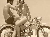 Koncem roku 1969 byl připraven inovovaný typ sportovního mopedu Leonette Mustang M 20 s výfukovým tlumičem z dvousedadlového Pionýra Jawa typ 20. Pro jeho představení továrna nechala nafotit reklamní fotografie na břehu moře. To krásné děvče ale nebyla profesionální modelka, nýbrž dcera majitele firmy, pana Leona Herzoga.