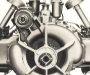 Vzduchem chlazený naftový motor Krupp typ M 611 v pohledu zepředu, od ventilátoru chlazení, umístěného přímo na klikovém hřídeli. Naftový motor měl dynamo uložené na skříni ventilátoru, poháněné klínovým řemenem.