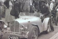 Na startu Lochotnskho okruhu v Plzni, kter se jel 26. srpna 1934. Vz byl pihlen s posdkou Novozmeck - Krl (Aero Car Club).