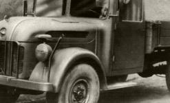 Známá retušovaná reklamní fotografie jedenapůltunového náklaďáčku s civilní kabinou, jak si továrna představovala, že ho bude vyrábět v budoucích poválečných mírových letech. Prototyp měl dokonce na kapotě ozdobný znak Steyr.