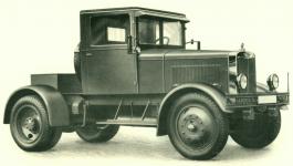 Silnin traktor Hanomag 55 v prvnm (nejstarm) proveden z roku 1933 ml dvojit nraznk a stnc stku elnho skla.