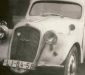 ... a fotografie mojí Sagitty coupé, pořízená někdy v roce 1966 v Praze, nedaleko Letné, když jsem ji prodával. Tady už měl vůz na masce původní křidélko s písmeny Škoda, které jsem dostal od pana Přádného. A také už byly pryč přidané mlhovky...