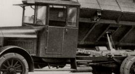 Novj proveden sklpe na podvozku Vomag P 30. Tady u byl nklad zvedn a vysypvn silou motoru.