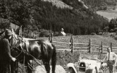 Aerovka o dva koně silnější - aneb pomoc v alpských kopcích (Trieben). Foto z archivu budějovického zástupce pana Pártla.