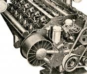 Původní motor T 111 s řetězovými náhony ventilátorů a výkonem 220 ks.