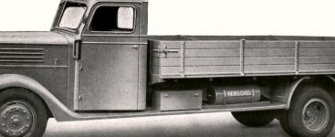 Retušovaná tovární fotografie nákladního vozu Henschel typ 38 S1 v německé publikaci Autotypenbuch, 24.vydání z roku 1936. Mírně šípovitá skloněná maska chladiče dávala tomuhle náklaďáku eleganci, blížící se luxusním osobním vozům té doby. S tvarem masky korespondovala šikmá čelní stěna kabiny s děleným čelním sklem a celkový dojem podtrhovaly stupačky, protažené od předních až k zadním blatníkům.